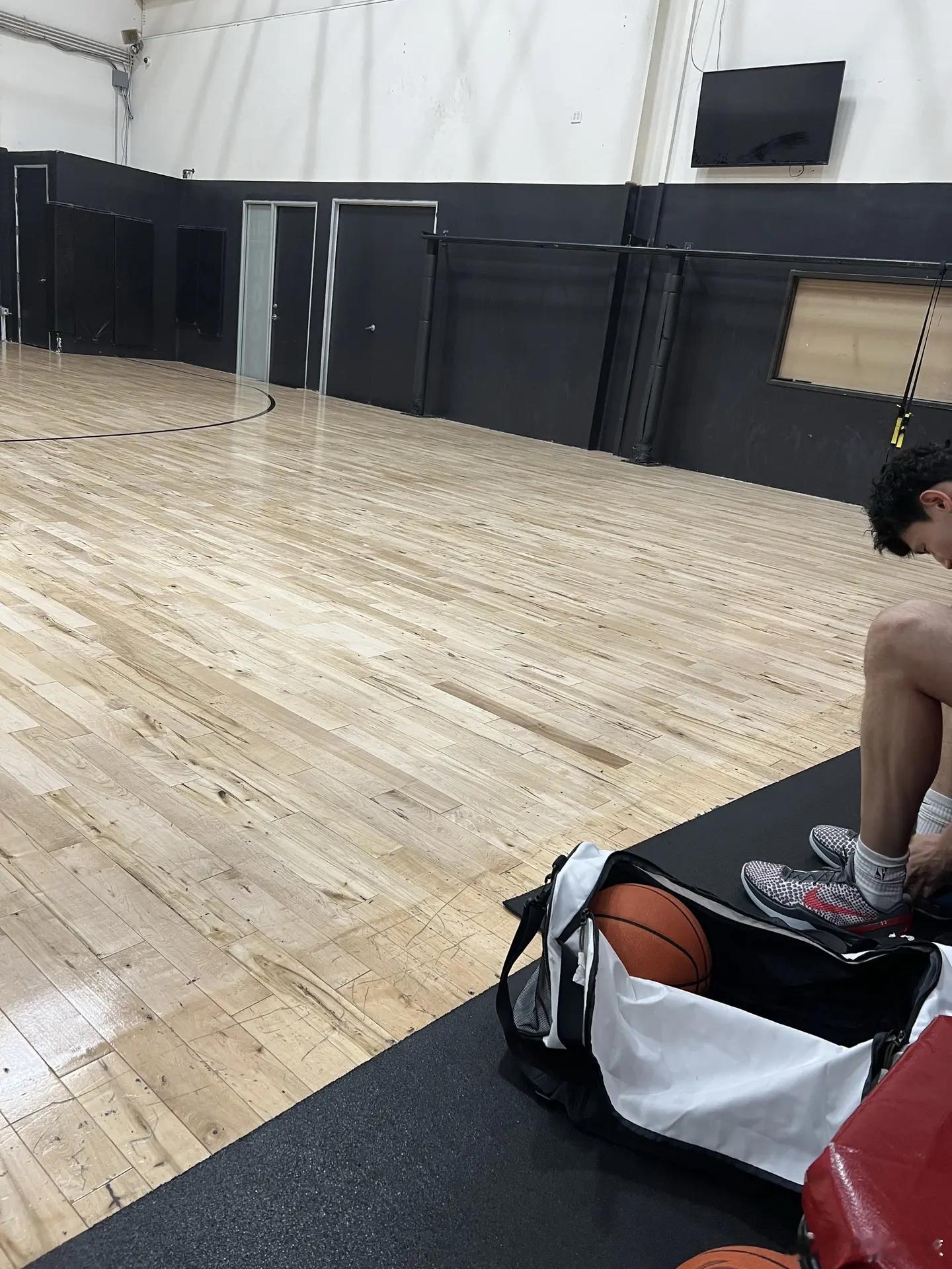 黄明依更新社媒动态，晒出凌晨五点的洛杉矶街景，小伙子休赛期又去美国特训啦，加油！
