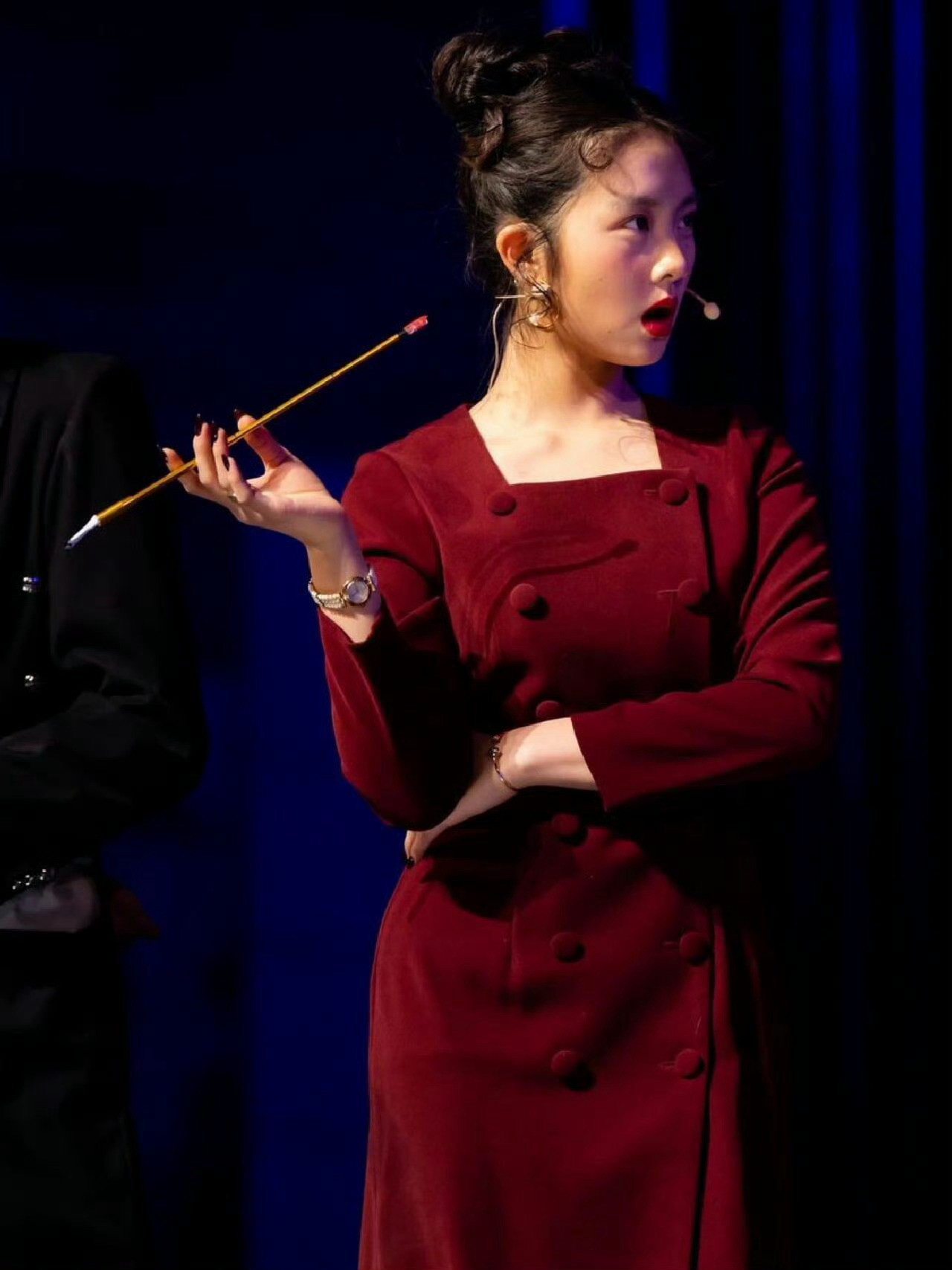 黄多多和狗狗拍照感觉她一下子就长大了。