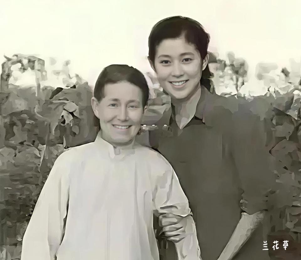 年轻时的倪萍和母亲倪道香。光看长相，母女俩还真挺像的，所谓母子连心，一点也不假