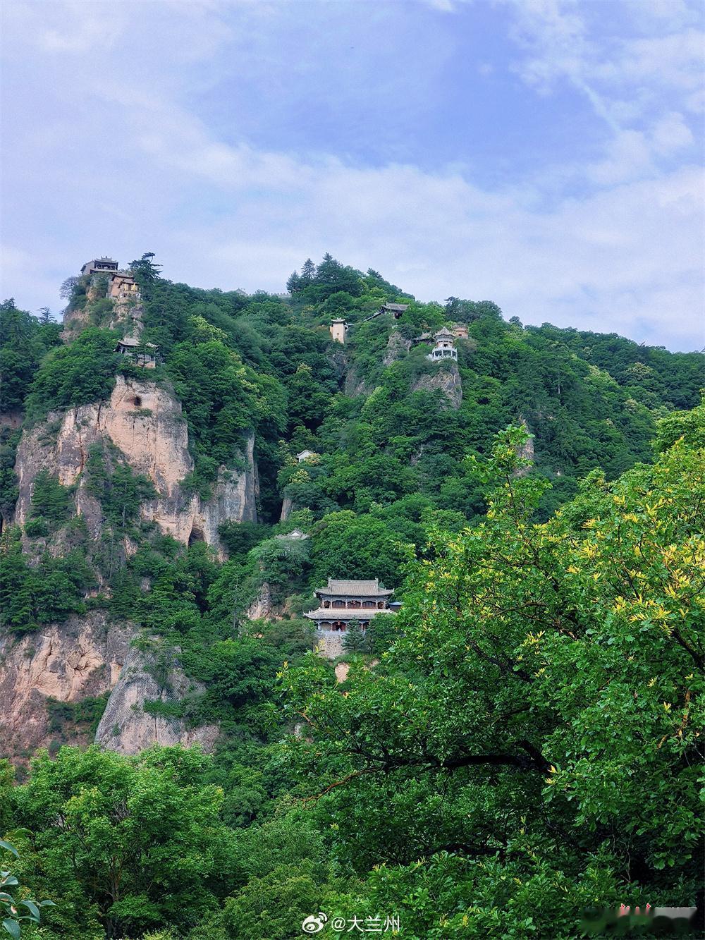 甘肃夏日避暑好去处【盛夏崆峒山色幽青山微风醉游人】六月末盛夏来袭，暑气蒸腾，崆