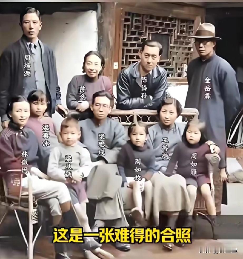 这是一张难得的合照拍摄于1938年，梁思成与林徽因，最苦也最燃的岁月。这张照