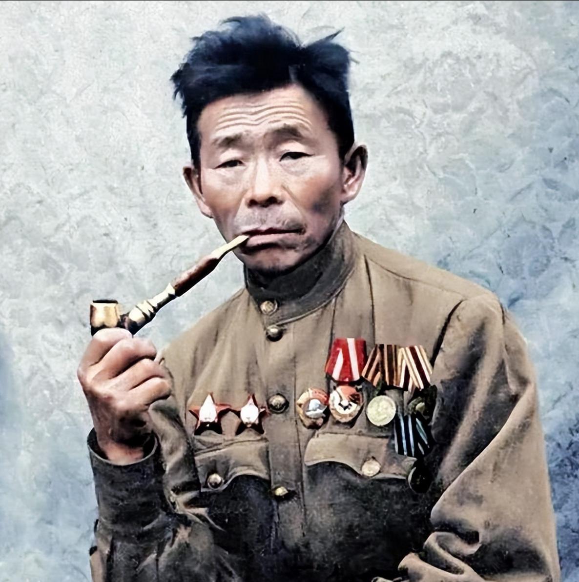 1941年，一个身材矮小的木匠加入了苏联红军，任火头兵，但是谁也没有想到