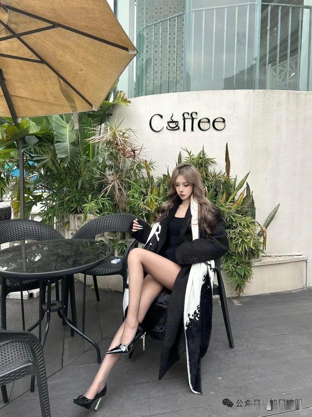 都市咖啡馆的时尚少女，黑白色调穿搭，优雅动人。