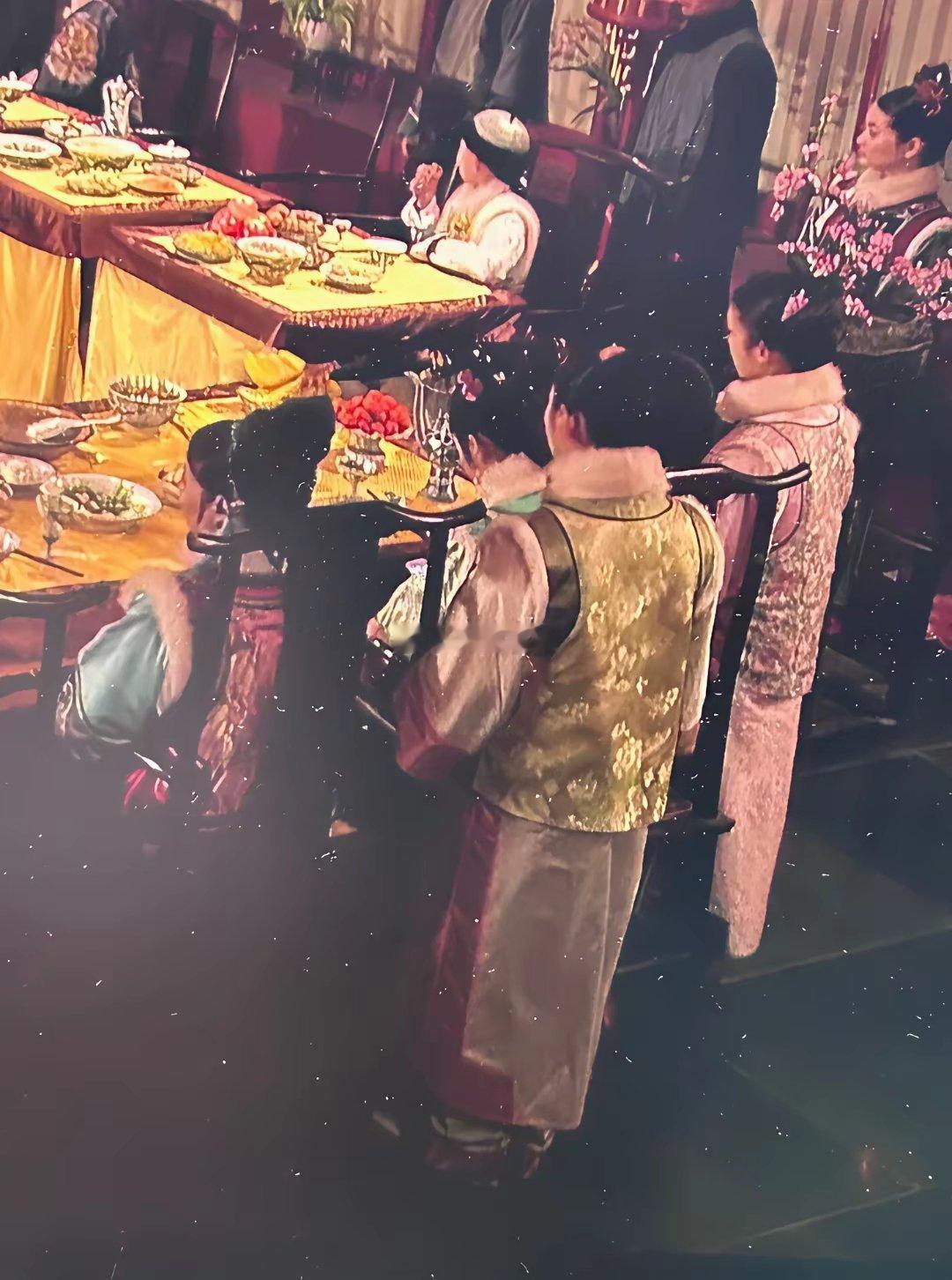 甄嬛传穿帮镜头——淳儿真的在玩手机我终于看到了！