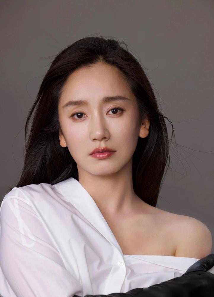 38岁的董晴在片场猛地回头，撞见谭松韵那一秒，两人竟当众哭到全身发抖。这根本不是