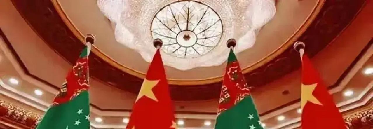 别总盯着那几毛钱的油价涨跌了，真正的能源底牌已经悄悄亮出来了土库曼斯坦那位领袖