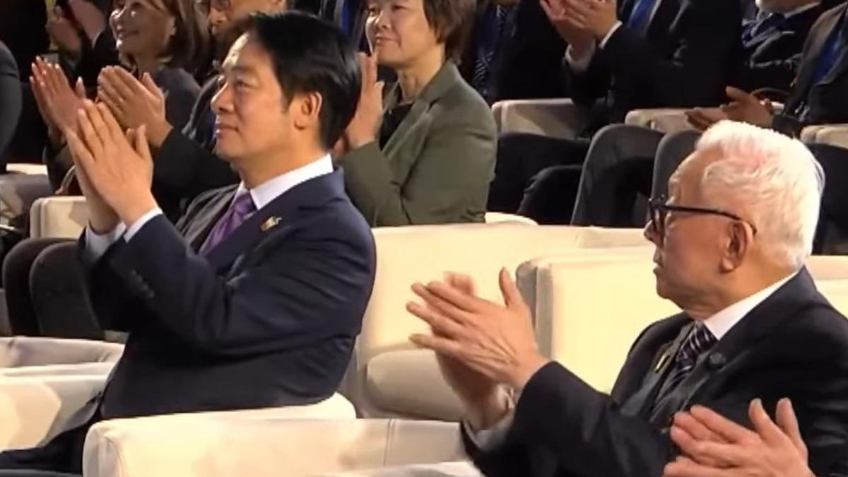 两个“台独”顽固分子相互拥抱取暖曹兴诚向赖清德建议支持沈伯洋参选台北市长他