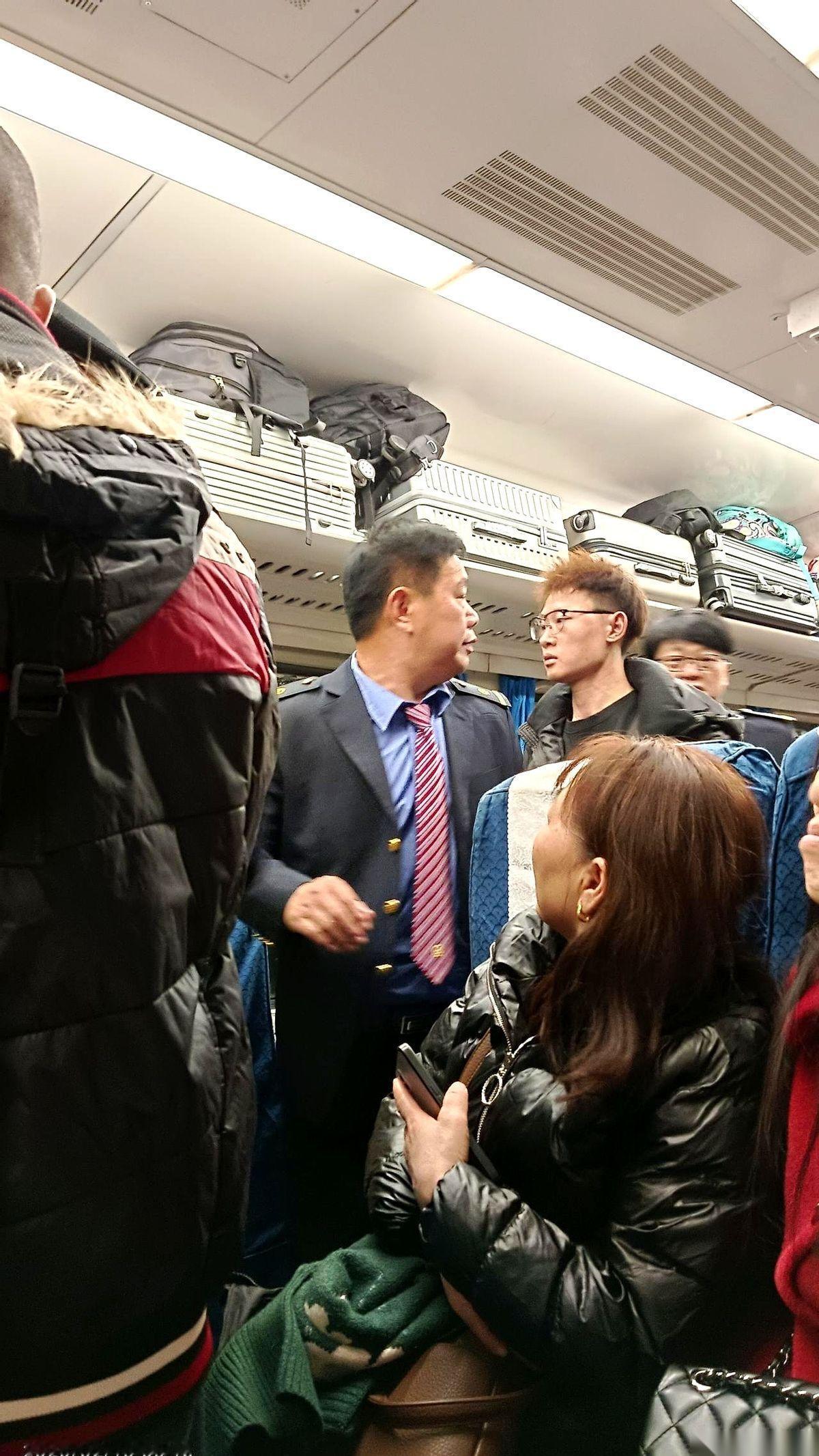 我跟你说，今晚这节车厢里发生的事，比春晚小品精彩多了。俩大哥为一个座位差点干起