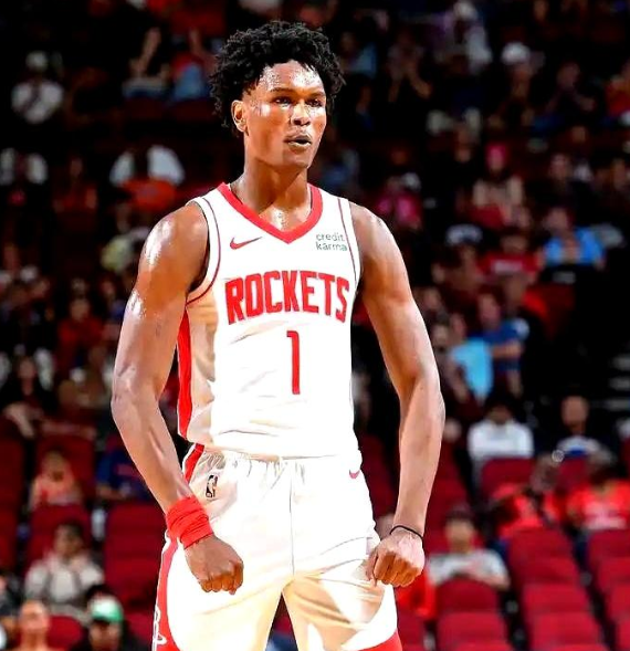 休赛季阿门或许能签一个5年2亿的合同常规赛临近结束，阿门场均17.9分➕7.