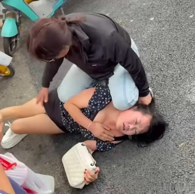 开打，扯头发，扒衣服！这剧情好熟悉，怎么就那么巧？你在大街上就能碰到老公和小三溜