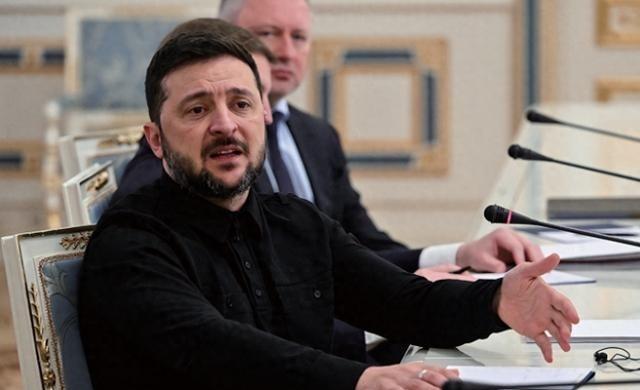 大结局要来？泽连斯基同意让步，但拒绝接受两个条件，做不到免谈！2月20日，乌克兰