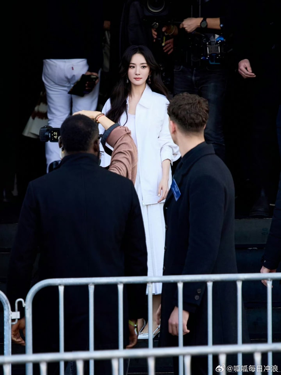 Prada代言人杨幂米兰时装周Prada大秀杨幂新照片，镜头下的杨幂好美啊，既