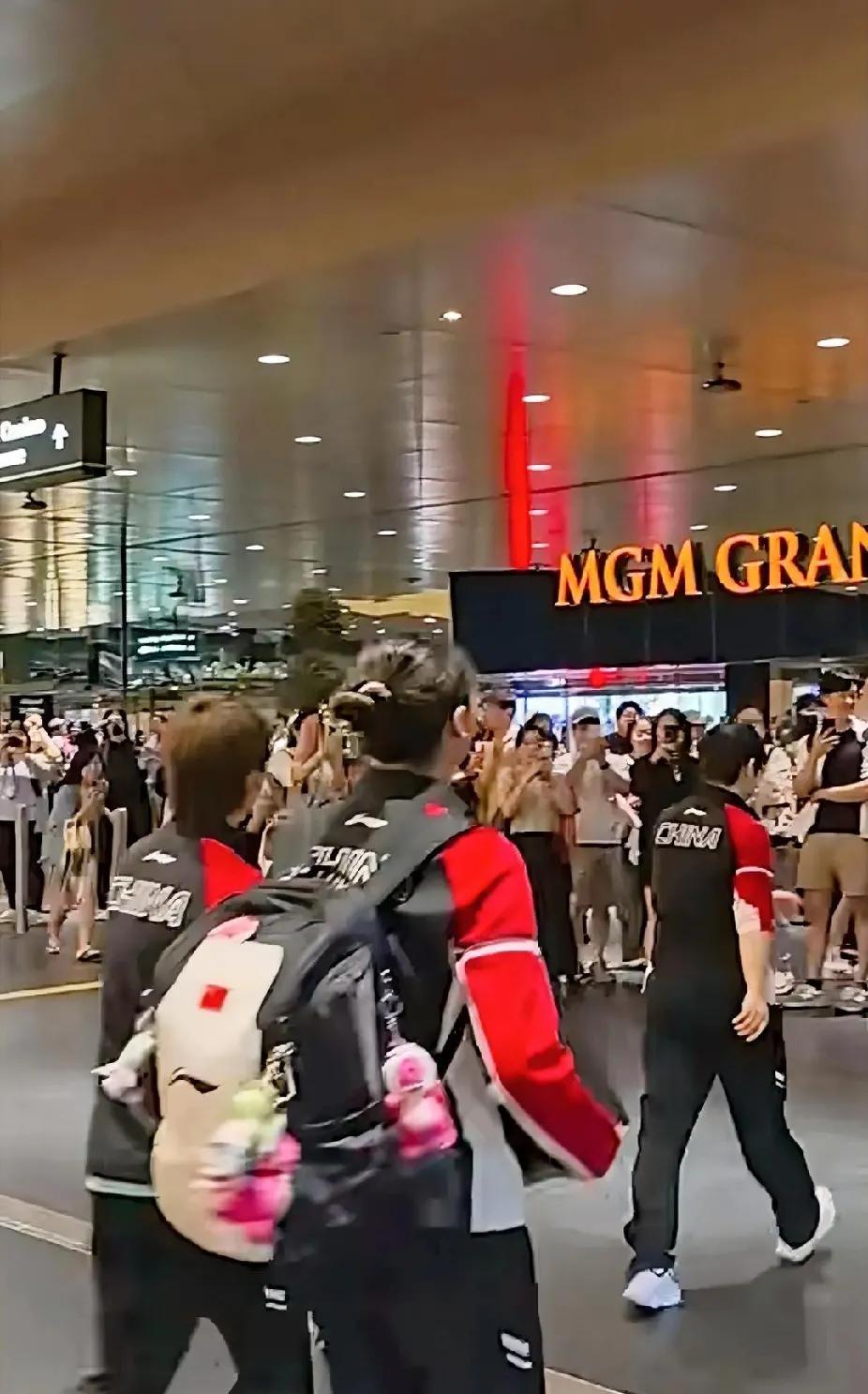 刚刷到国乒选手们回酒店的画面，孙颖莎迈着矫健有力的步伐走在前面，王曼昱、陈熠也