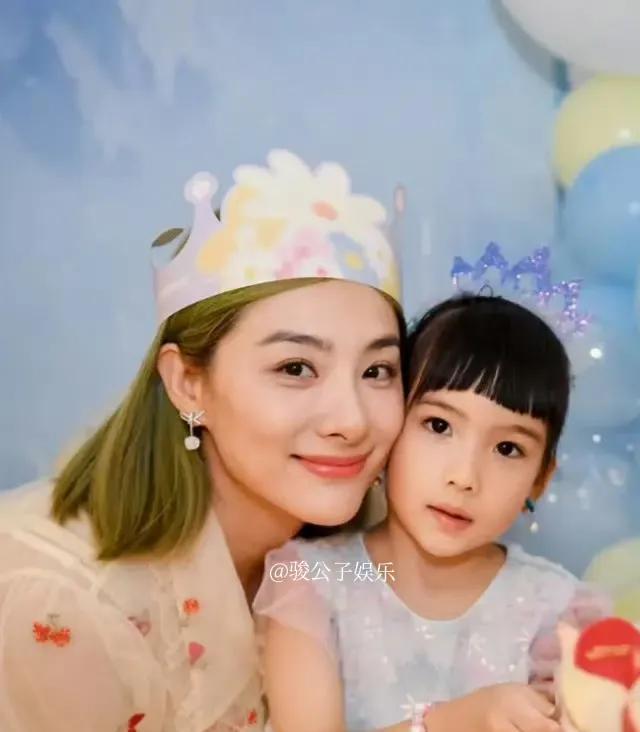 前体操奥运冠军刘璇近日在社交平台分享了一组温馨的家庭合照，为女儿庆祝生日。照片中