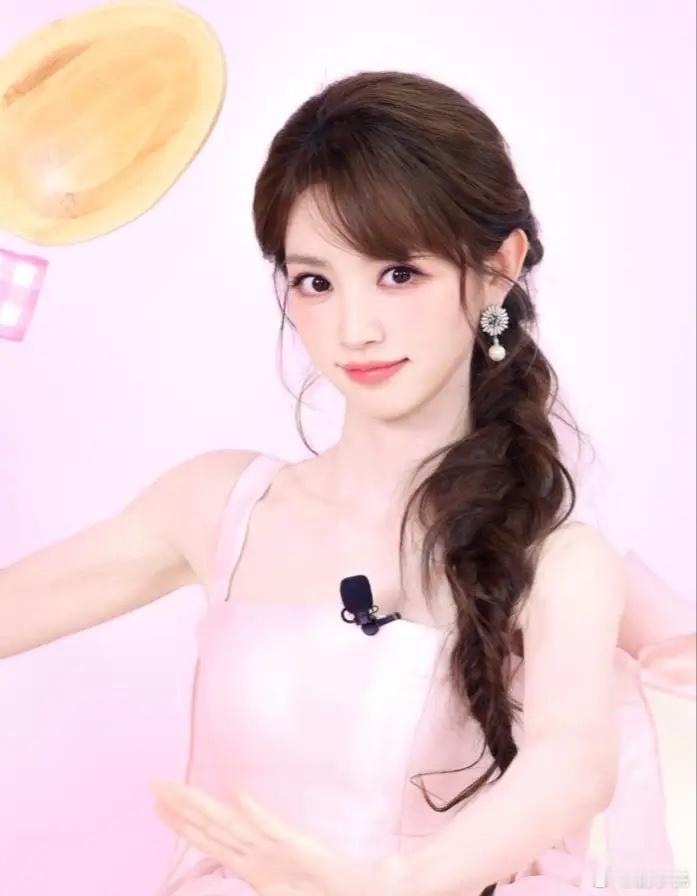 1.田曦薇现在能混得这么顺，全靠背后那个经纪人撑着，经纪人手里资源硬，也愿意往她