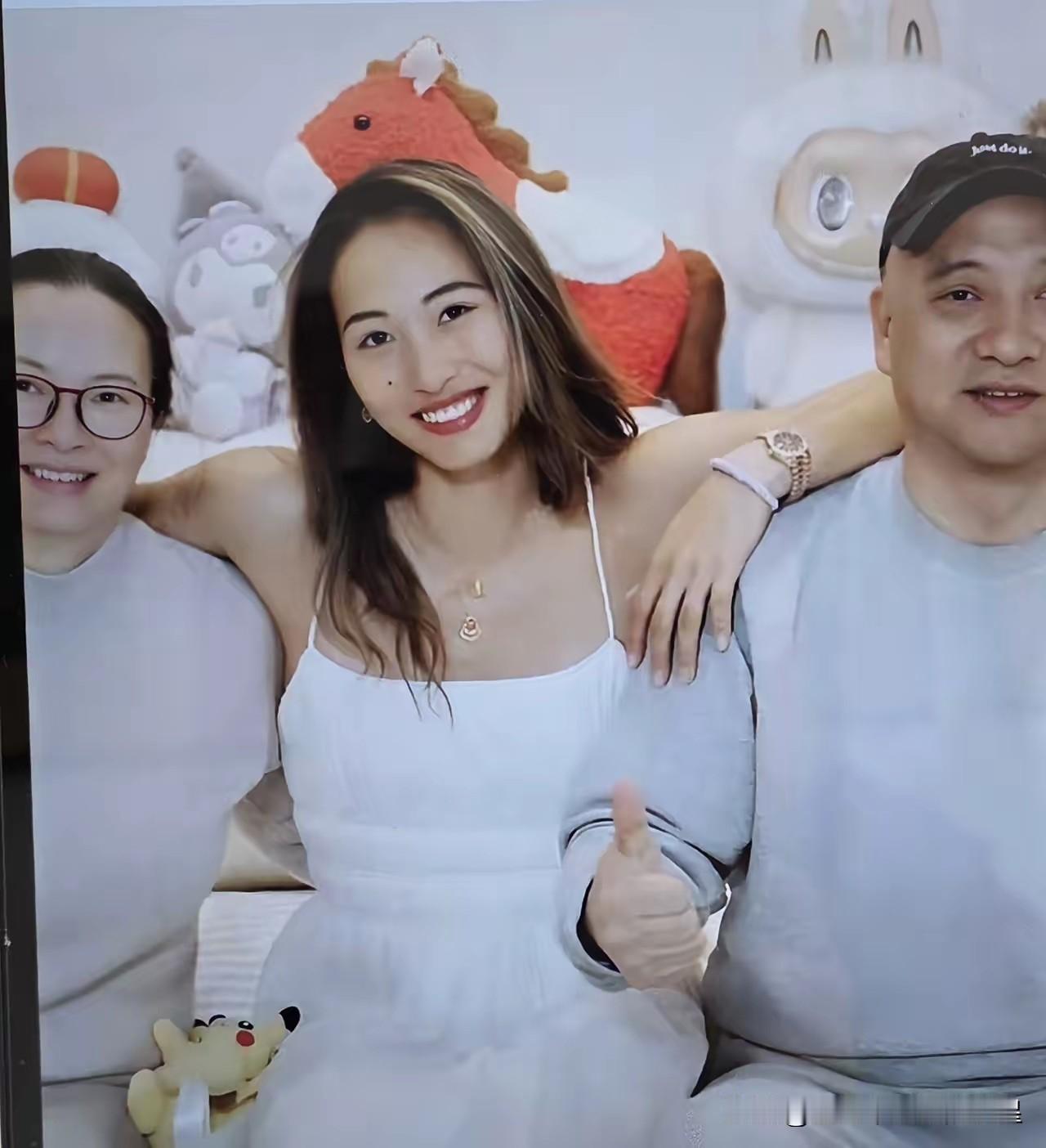 邓芳是郑钦文的妈妈，祖籍四川中江，早年是铁路职工，曾在十堰车站做售票员，捧着人人
