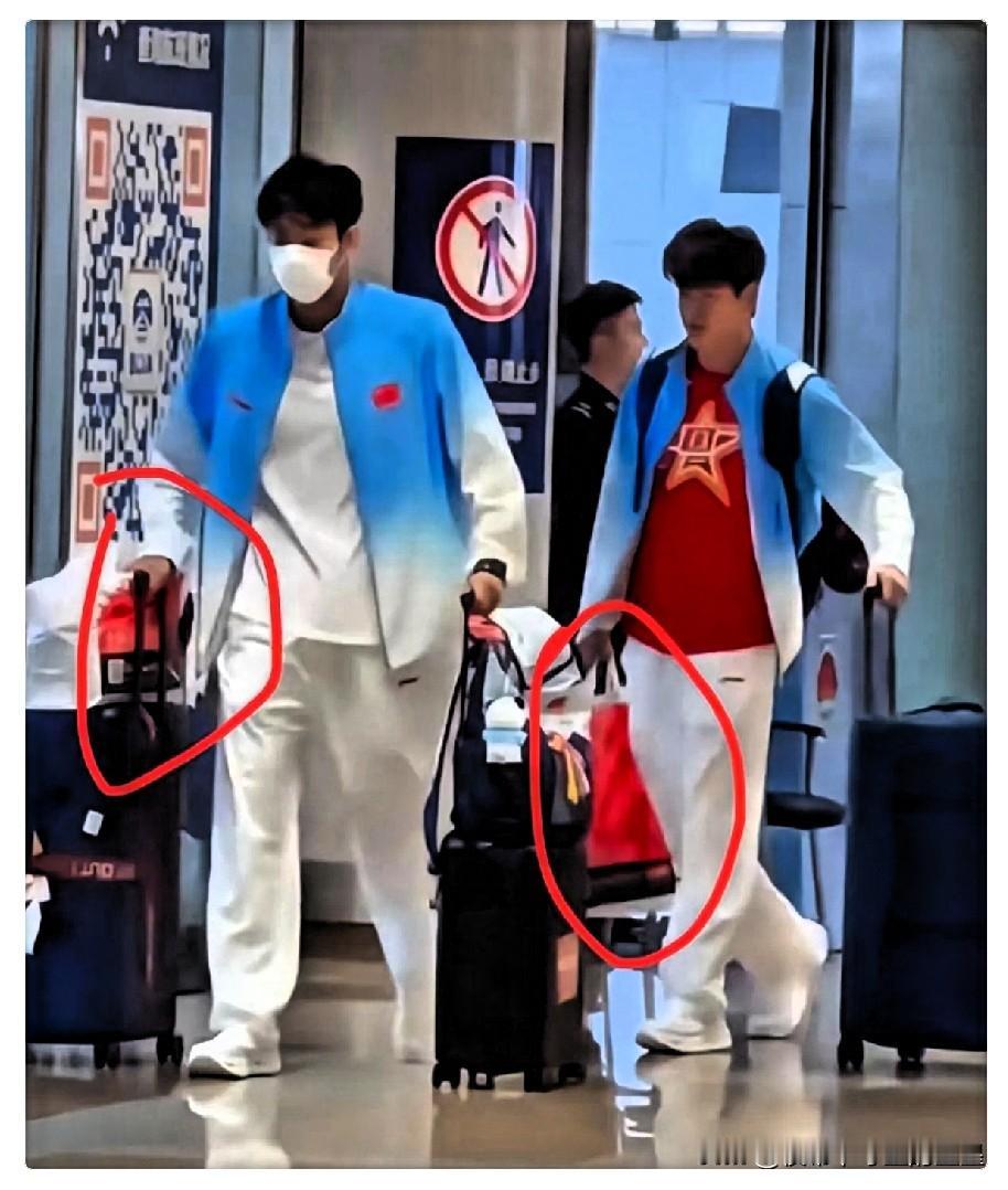张展硕和潘展乐真是小孩心性，他俩比完赛回国的机场，我发现他们带的最多的不是金牌