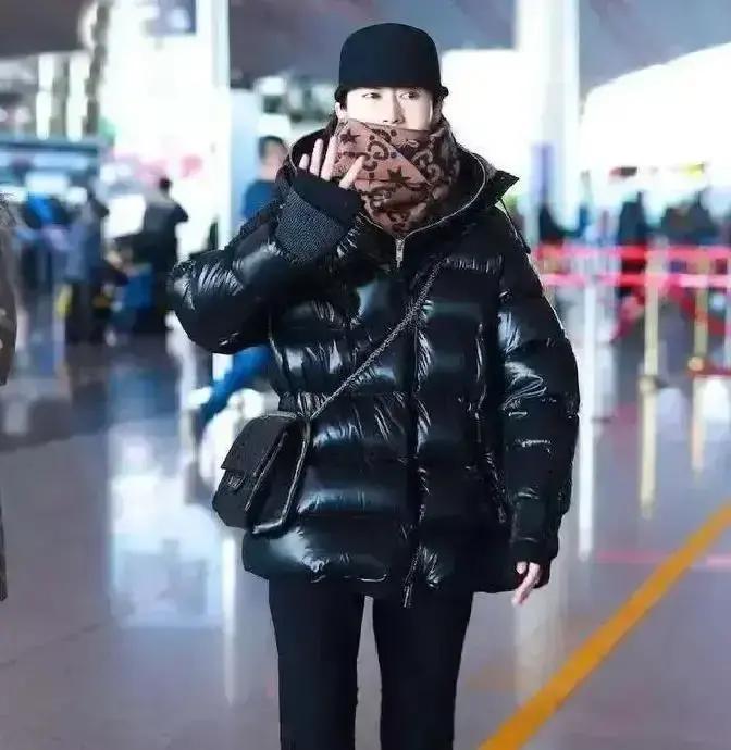三里屯刚降温，刘敏涛就把羽绒服当披风，90%绒量往肩上一甩，锁骨亮出来，风都绕路