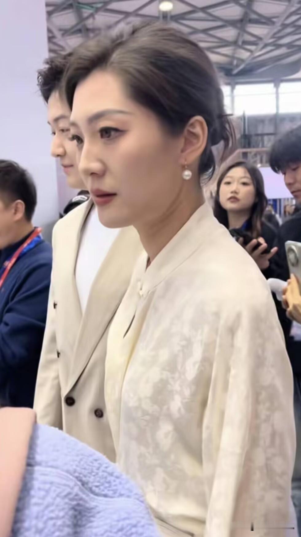 董宇辉回母校演讲，盼盼没有去，但是架不住宇辉隔空的调侃。他说，“我们公司有个