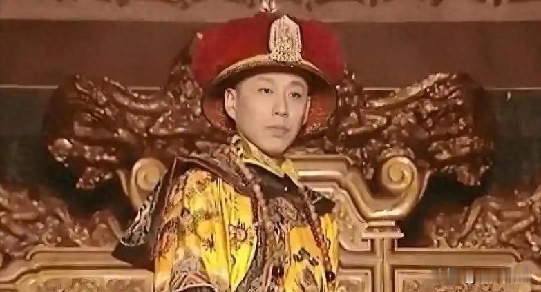 天花刚在宫里死过人，顺治爷躺床上只剩几天，谁当皇帝这事根本没法慢慢挑。不是挑儿