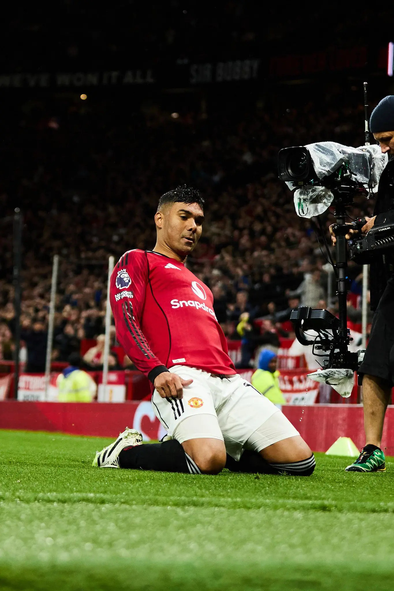 卡塞米罗正用行动向世人证明：职业心态永远比虚名更持久。赛季初他曾一度沦为中场末位