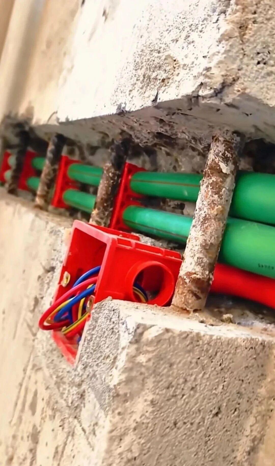 绝不切割钢筋，自以为很牛，其实伤害更大今天偶尔看到的，一个装修博主洋洋自得