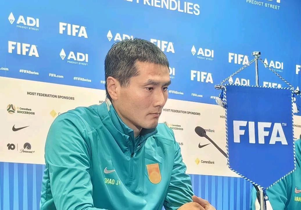 国足主帅邵佳一赛后透露，球队的战术提前被媒体给泄露了。在0-2输给非洲劲旅喀麦