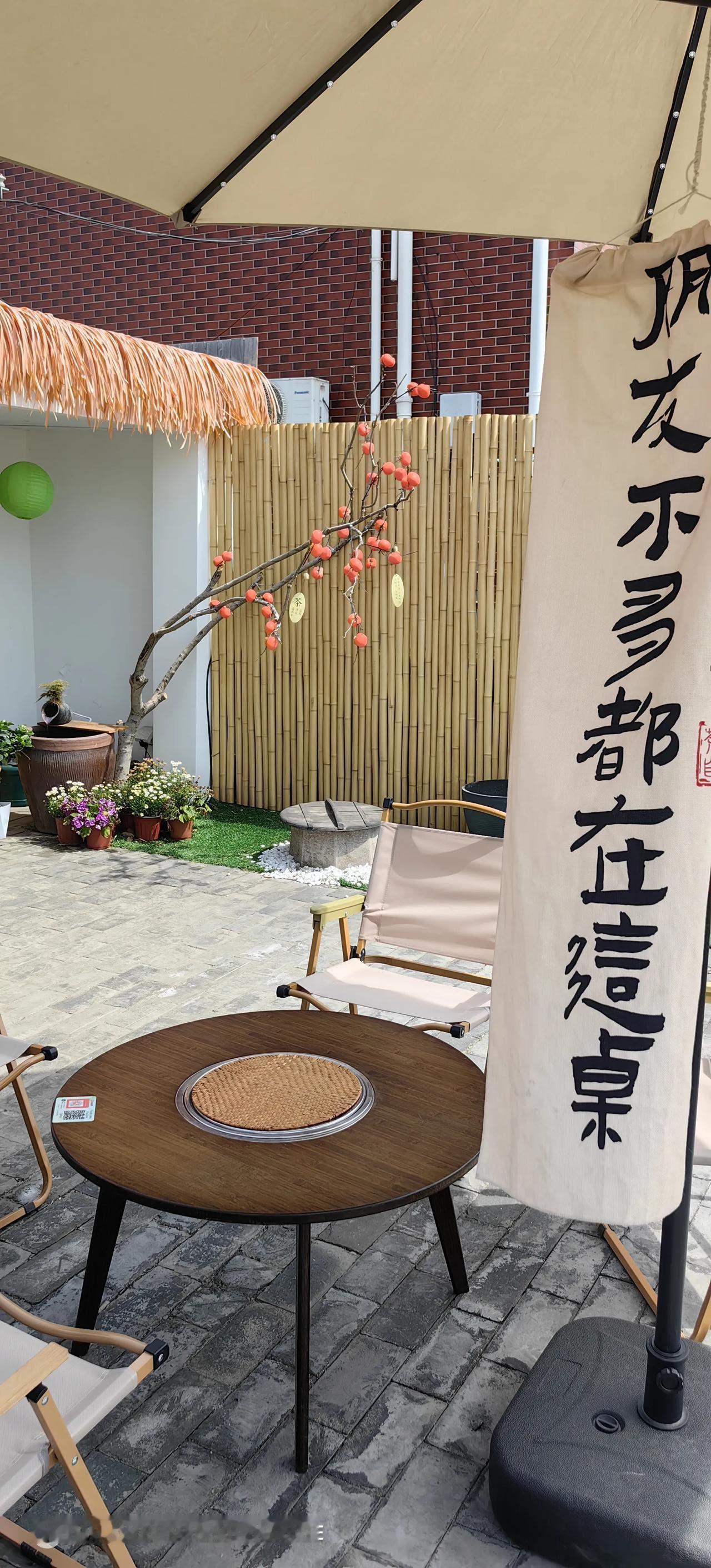 在我们单位，抽烟的人越来越少了，现在只有5人。一人是60后，3人是70后，1人是