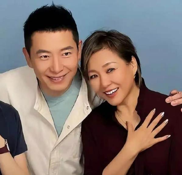 今年过年李静一个人飞去了泰国清迈陪戴军过年，俩人牵着手在街头漫步，李静穿着玫红色