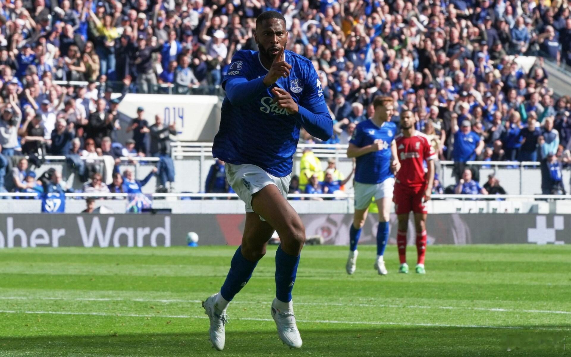 埃弗顿1比2利物浦这场德比不够火爆，但确实太惨烈了。利物浦门将马马达什维利受伤