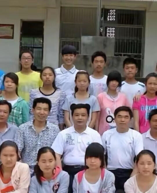 这下明白为啥得穿校服了​​​吧！​​​​