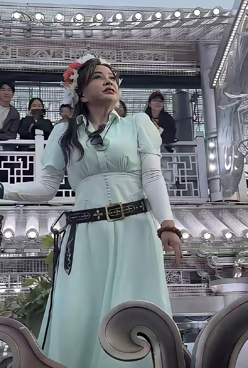 如果大家都不知道她的名字，肯定认为这个人精神出问题了。人老珠黄，再装嫩，也走