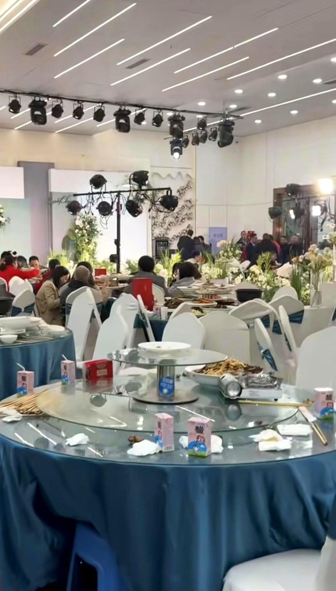 昨天去参加一个婚礼，新娘换好敬酒服出来的时候，场面别提多尴尬了——二十几桌的宾客