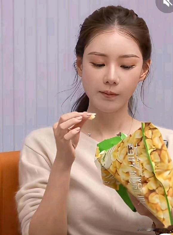 不得不佩服她的毅力[鼓掌][鼓掌]前夫污她不能生，很多人质疑她的肚子一会儿平，一