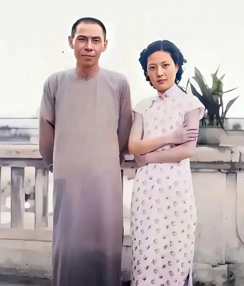 看到孟小冬年轻时和杜月笙的这张合影，不得不说她确实美得有韵味。1950年30岁的