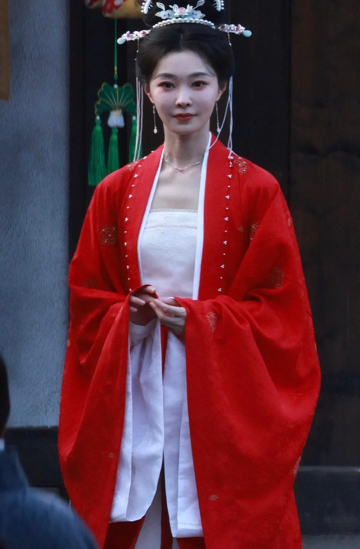 #宋轶#一身红衣的谢小姐​