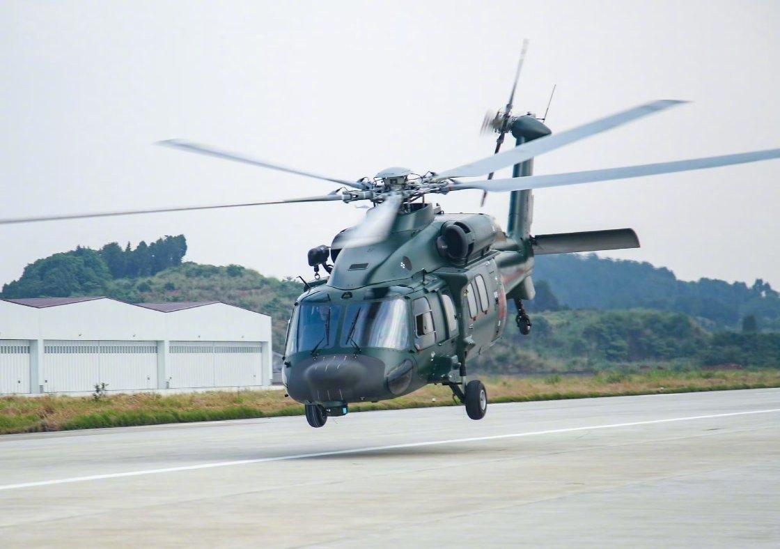 换装直-20的武警部队如虎添翼，编队飞行训练中。