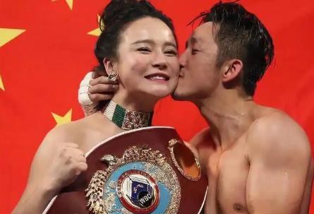 2016年，樊少皇公开挑战“拳王”邹市明，登台后，96斤的邹市明对152斤的樊少