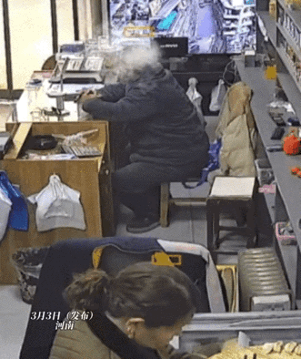 生命太脆弱了！妻子在包饺子，丈夫坐着看电视，两人还聊着天！突然间丈夫感觉自己不舒