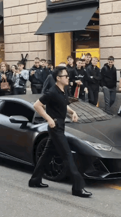 不要说他，要是我的话，我直接脱衣服出来。