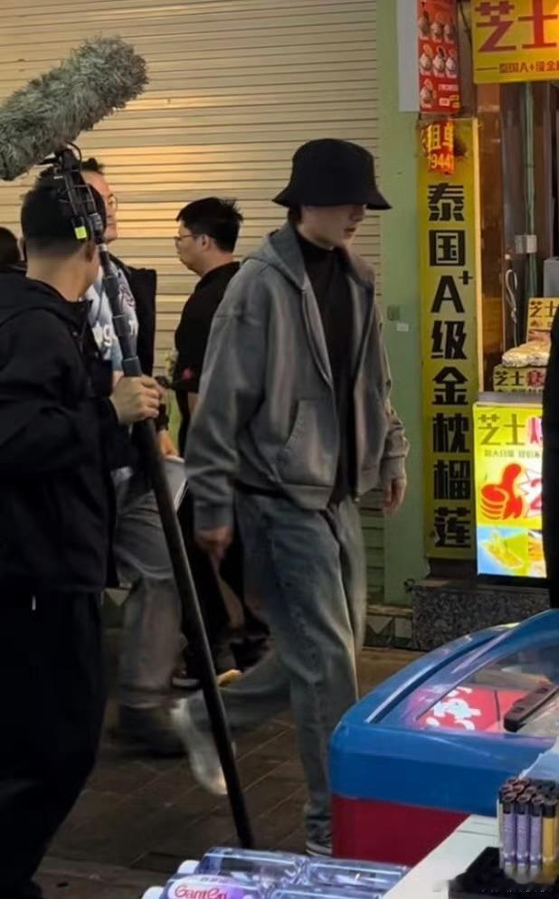 日天在厦门夜市拍摄路透，海岛不知道拍多久