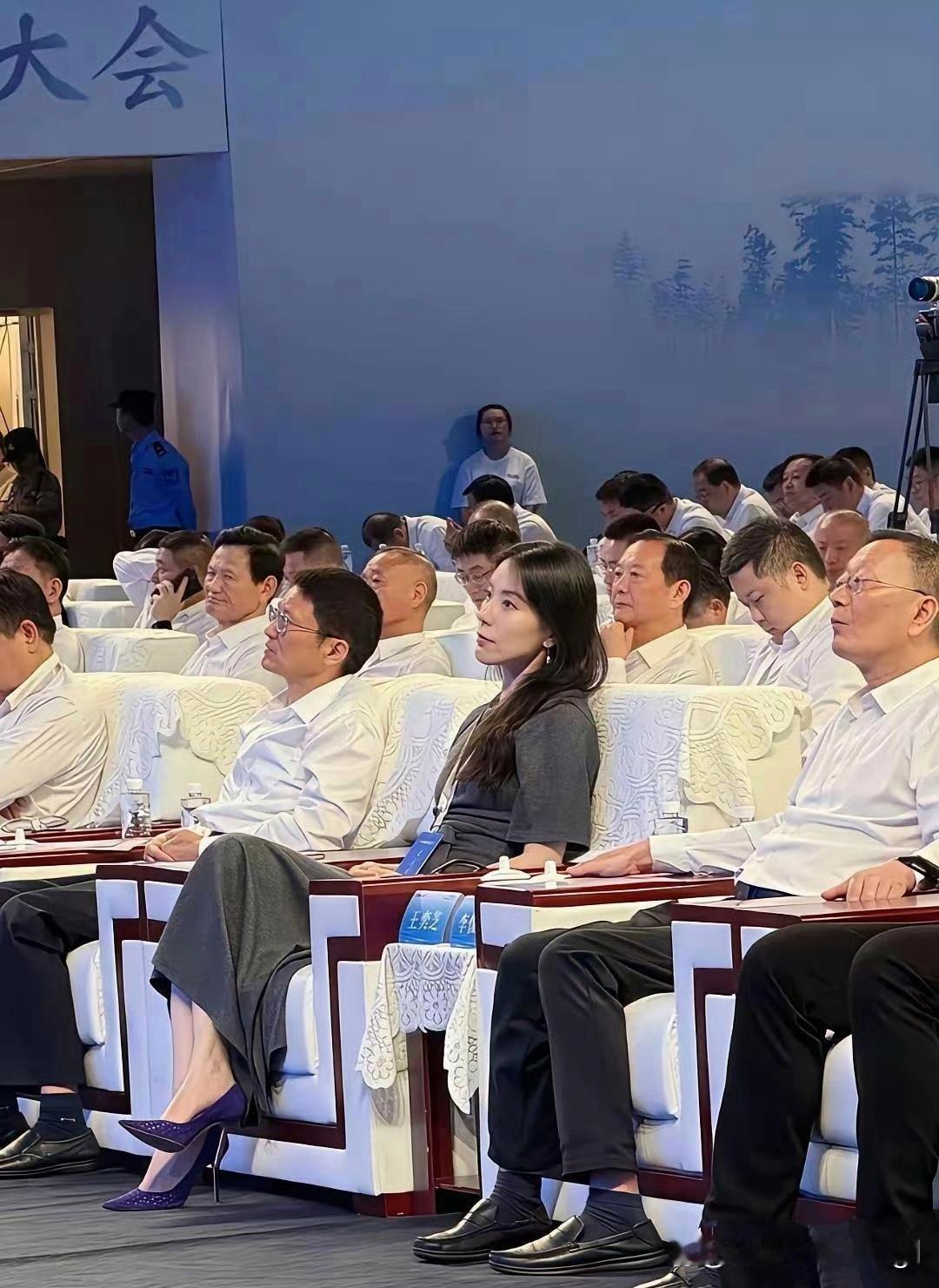 不得不说蔚来老板娘确实漂亮，我一个女都要看多两眼