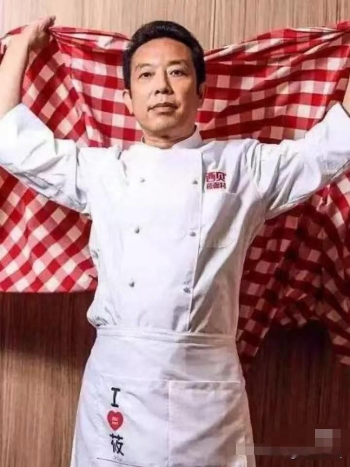 贾国龙没把罗永浩放在眼里，这从始至终都很明显。一个消费者吃完饭觉得不好，