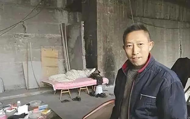 2008年，四川一个男子，放弃家庭住进了桥洞，只为专门研究彩票，他每天要喝一斤酒
