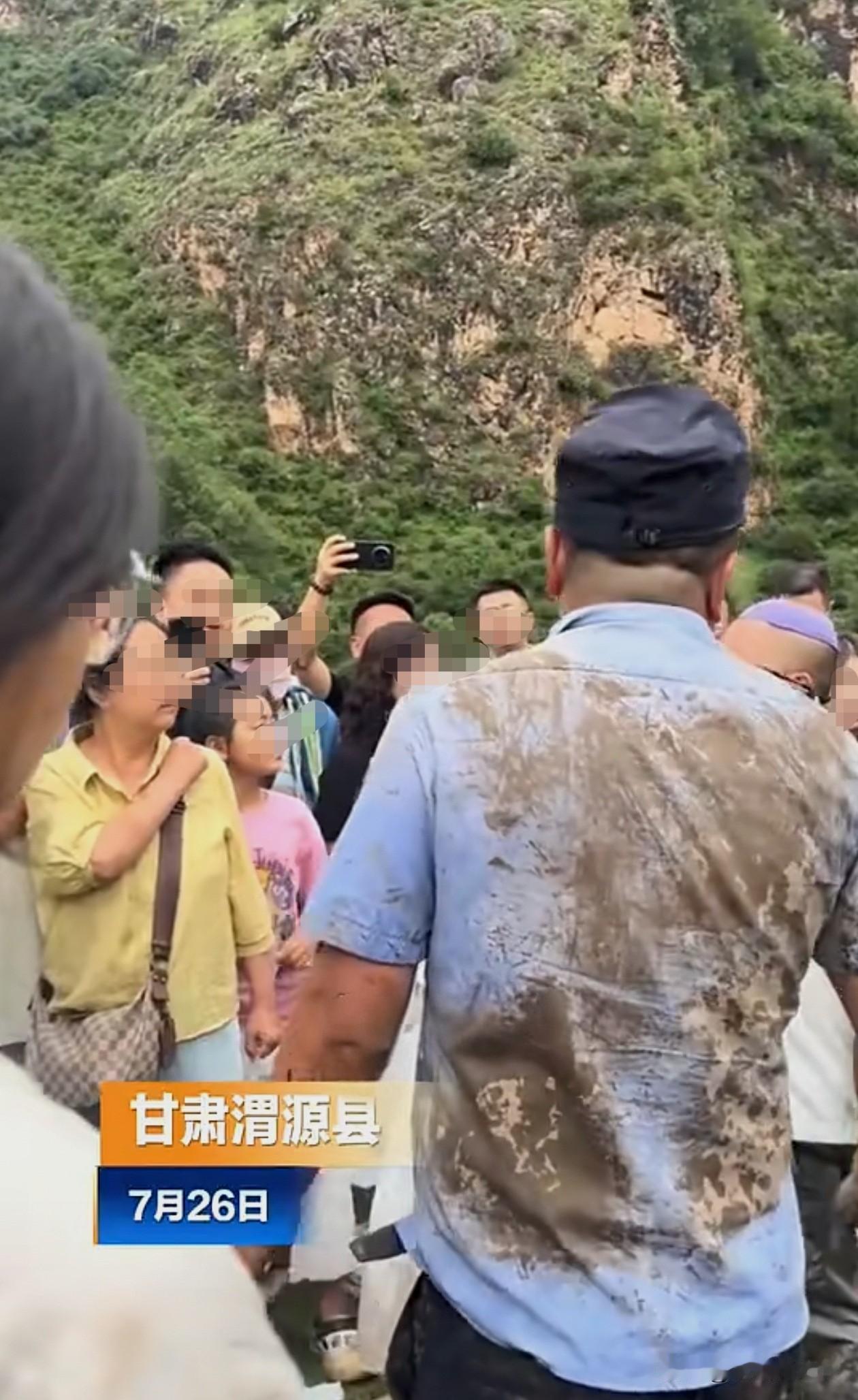 这位满身泥土，身心疲惫的人民公安，面对一群衣着干净，头发不乱的求助者，用最温柔的