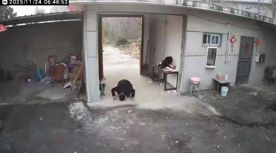 把钥匙藏在门槛下，他转身的背影，看哭了无数人有个视频火了：一个80后男人跪