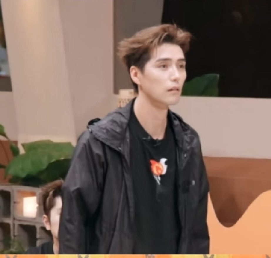 之前对阿云嘎无感，对他也没有过过多了解，以为他是个唱功好有些精明有些冷酷的人看了《披哥》才发现，原来