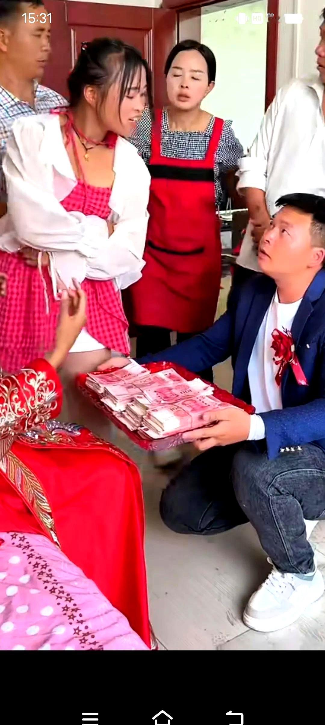 山东临沂一场婚礼上，新娘闺蜜张萌叉腰堵在婚房门口：“必须再加10万彩礼！”新郎李
