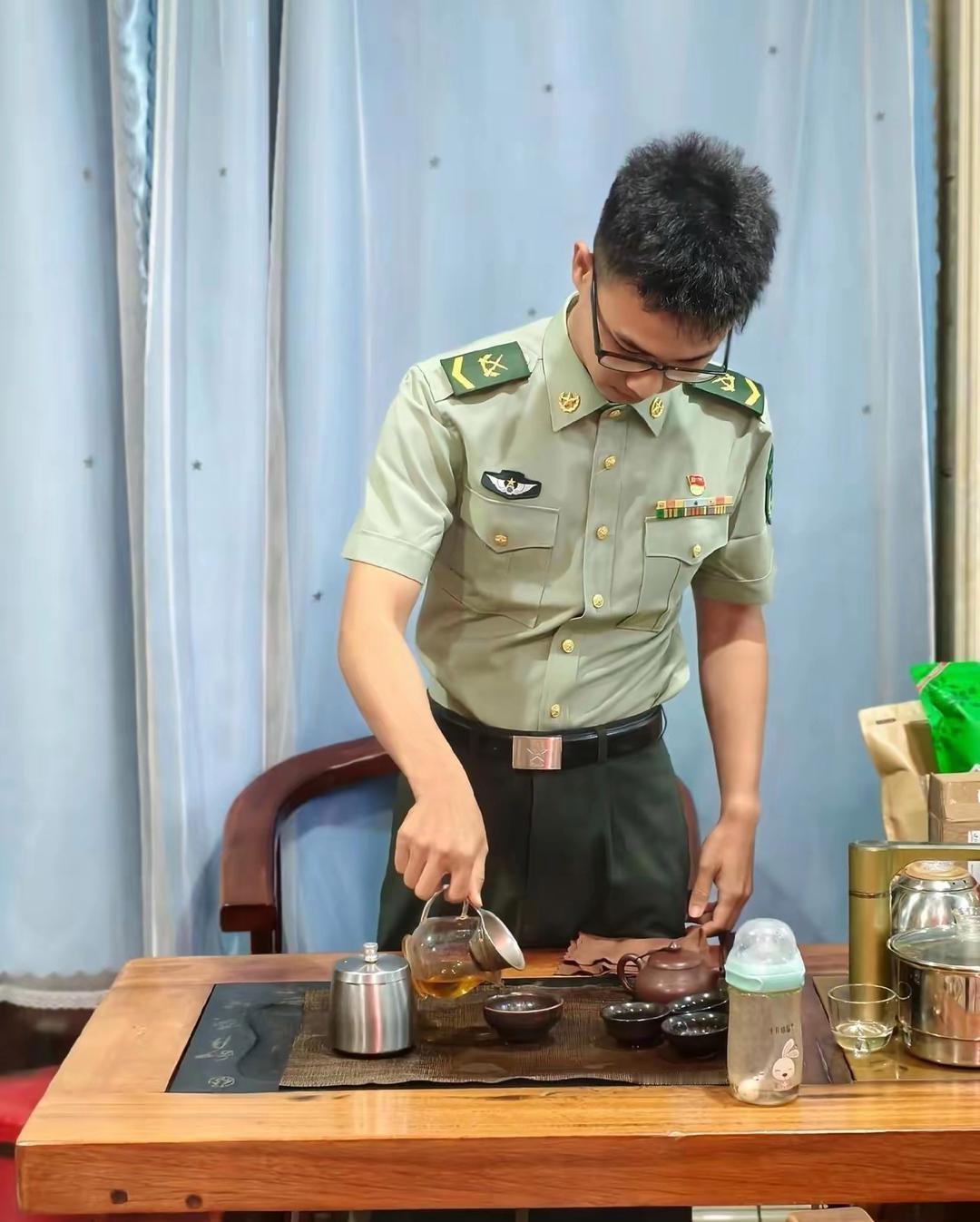 个人认为退役了就好好干现在的工作，不要动不动就拿出军装来不分场合的穿上，就像图中