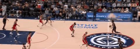 最后两分钟，哈登的真实命中率飚到67.8%，秘密是他根本不看篮筐。他扫描的是防